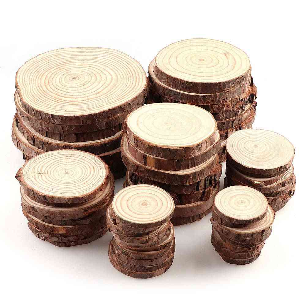 Pino natural redondo sin terminar - rodajas de madera círculos con discos de troncos de corteza de árbol