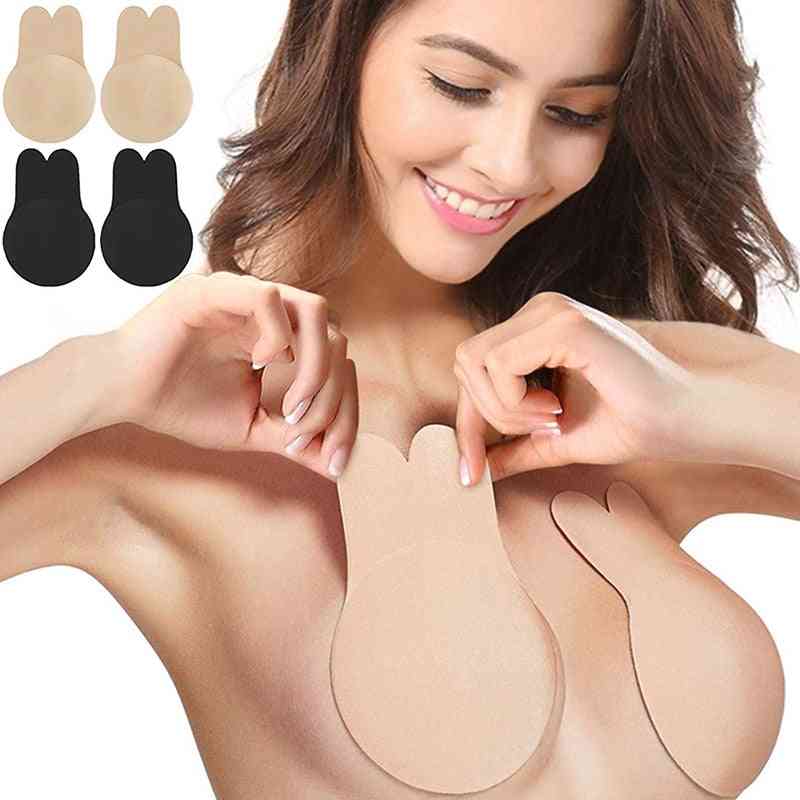 Kvinner skyver silikon stroppeløs usynlig bh for selvklebende gjenbrukbare klebrig brystløfting