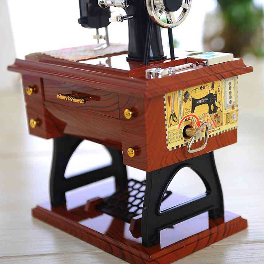 Vintage-Spieluhr im Mini-Nähmaschinenstil