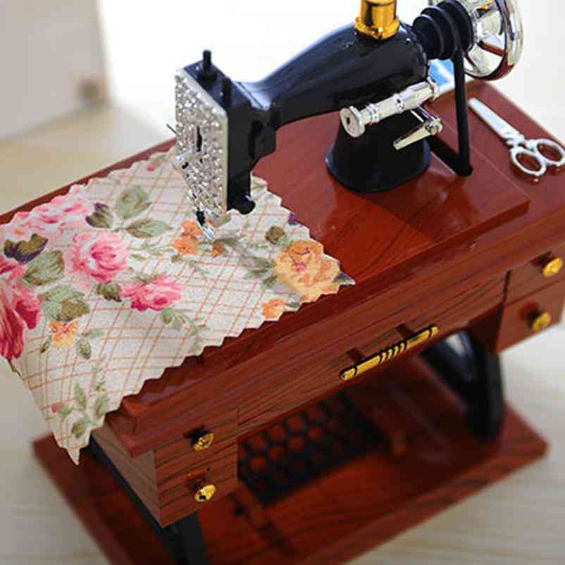 Mini šijací stroj v štýle vintage hudobnej skrinky
