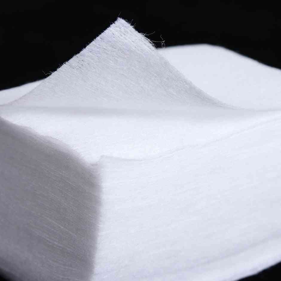 Odstraňovač laku na nechty zabaľuje papierovú utierku z čistého bavlny - odmasťovacie vložky namočia obrúsky, ktoré nepúšťajú vlákna, na manikúrové náradie