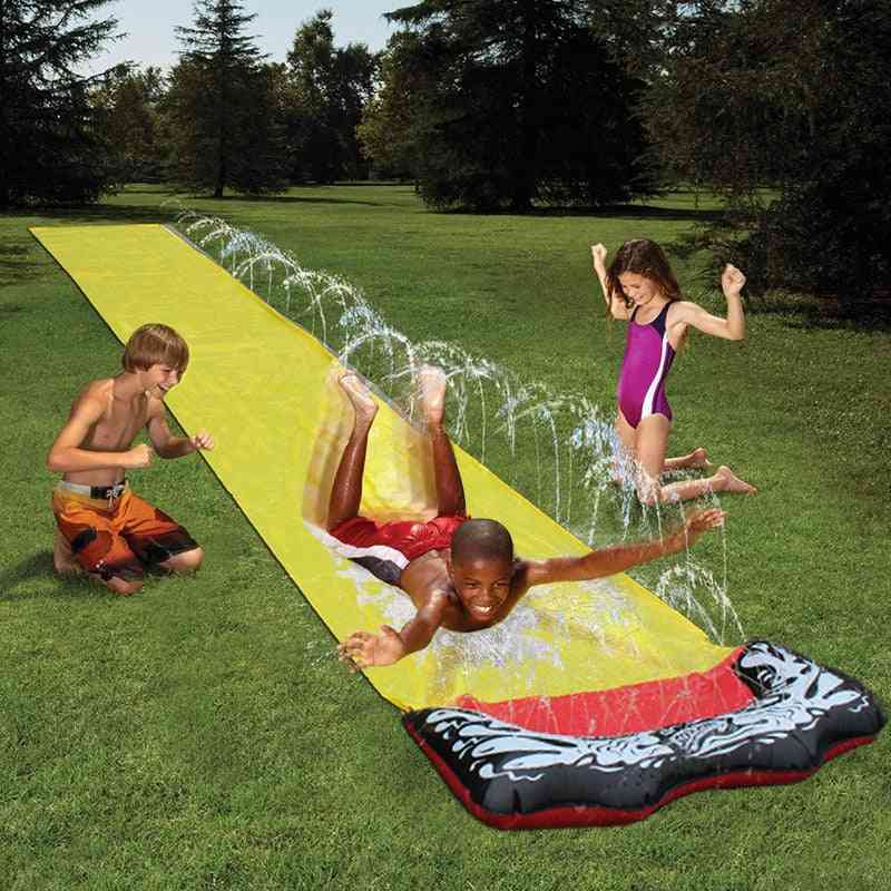 Tobogán na trávníku s postřikem zahradní hra- hry u bazénu venkovní párty