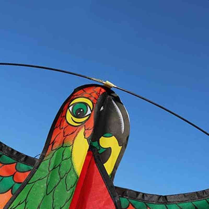 Papagal zmei de pasari care zboara in aer liber