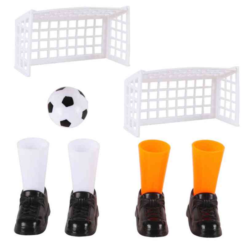 Prst fotbalové utkání hra se dvěma brankami, boty a míč