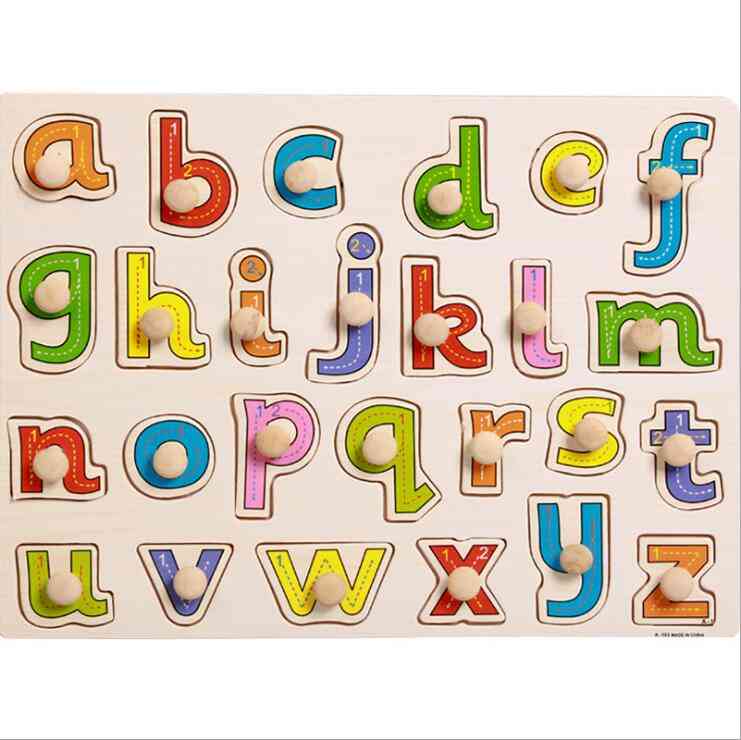 Mão do bebê pega quebra-cabeça de madeira, alfabeto e brinquedo de aprendizagem de dígitos para brinquedo educacional infantil