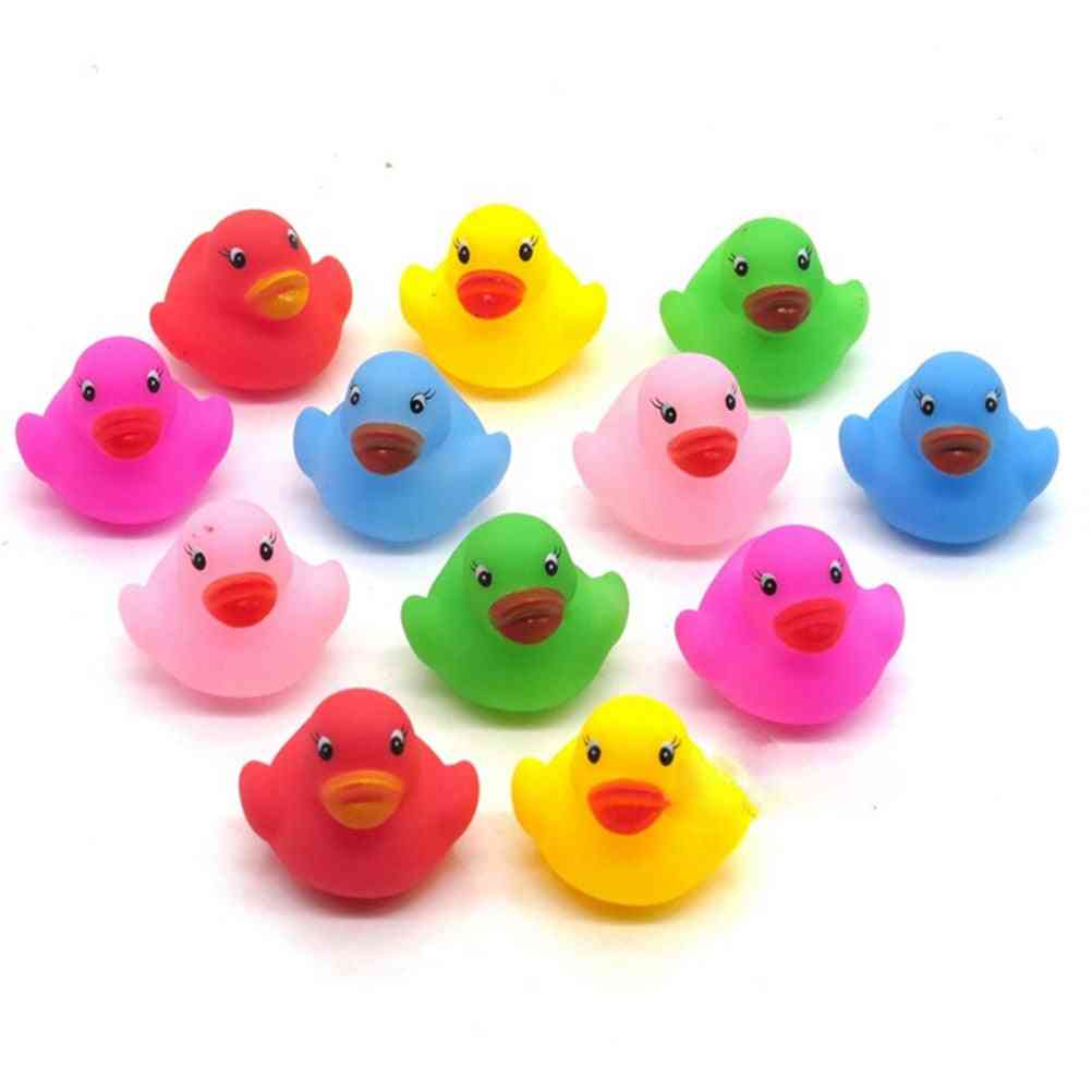 12бр бебешка баня вода басейн забавни играчки за момичета / момчета подаръци- kawaii мини цветна гумена плувка скърцащ звук патица играчка за баня