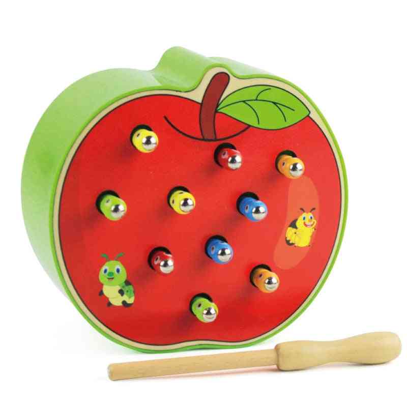 3d lesena gosenica poje jabolko - otroci ujamejo črve, ki se ujemajo z ugankami