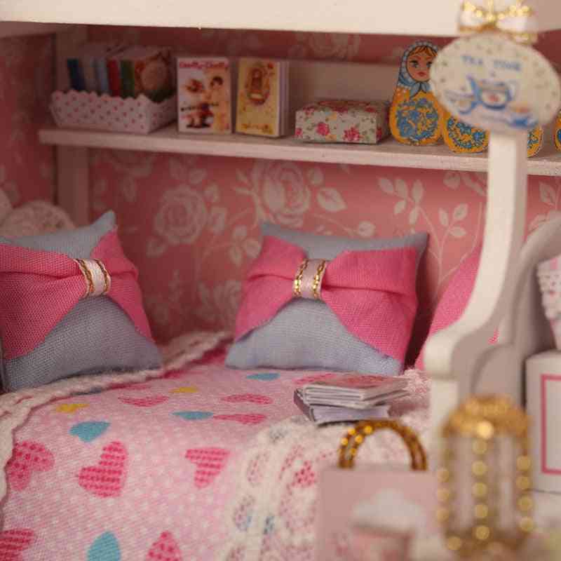 DIY hus miniature med møbler til børn