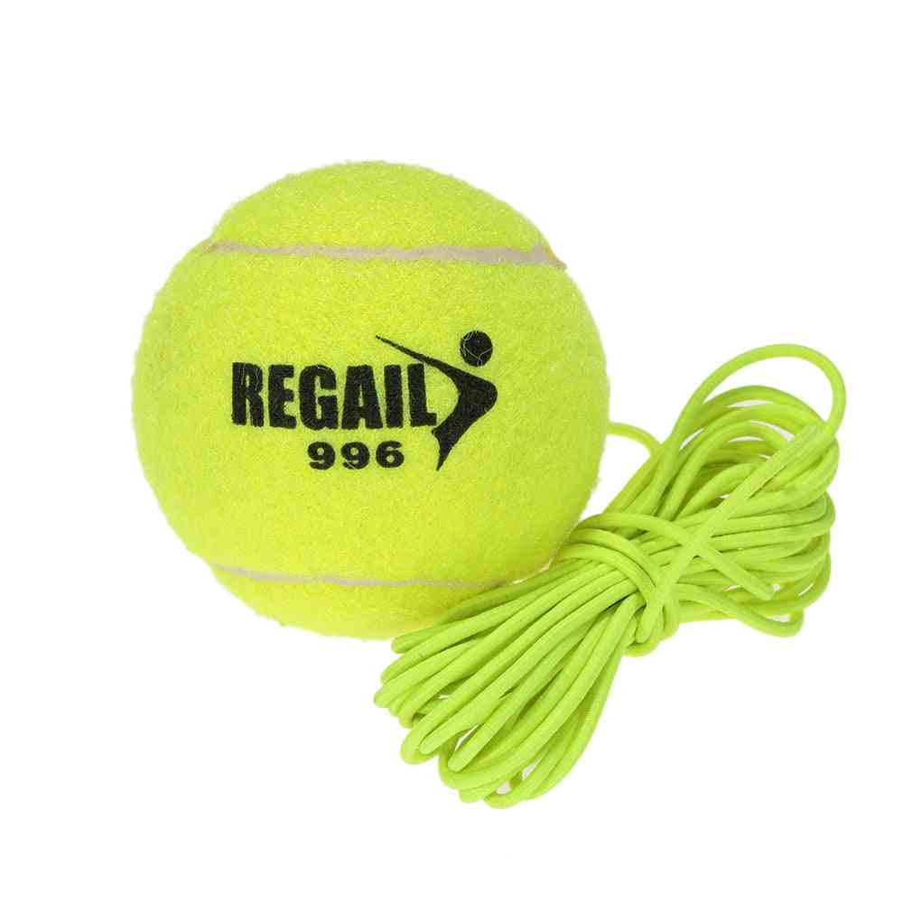 Allenatore di palline da tennis con dispositivo di sparring di corde da torneo divertimento all'aperto sulla spiaggia di cricket