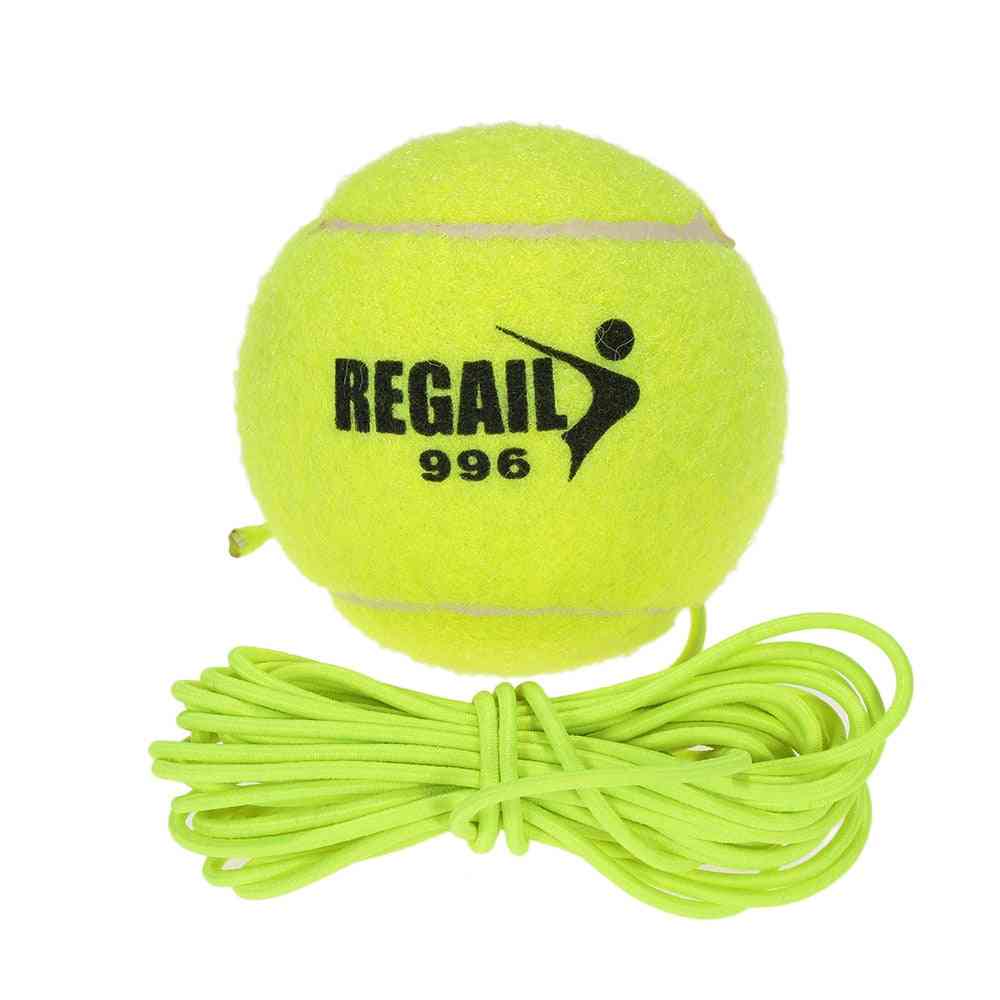 Allenatore di palline da tennis con dispositivo di sparring di corde da torneo divertimento all'aperto sulla spiaggia di cricket
