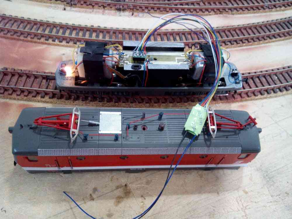 Decodificador con cables para mantenerse vivos para modelo de tren de juguete