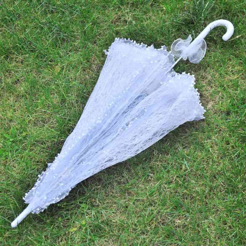 Prosty parasol z wydrążoną koronką - rekwizyty do fotografii panny młodej