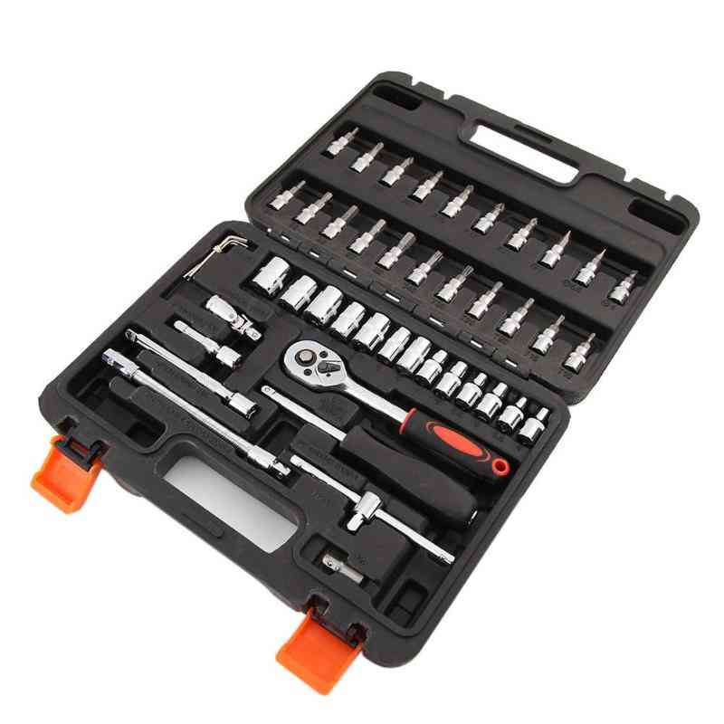 Kombiniran komplet orodij, ključ z ragljo, komplet vložkov in izvijačev s plastično škatlo z orodjem