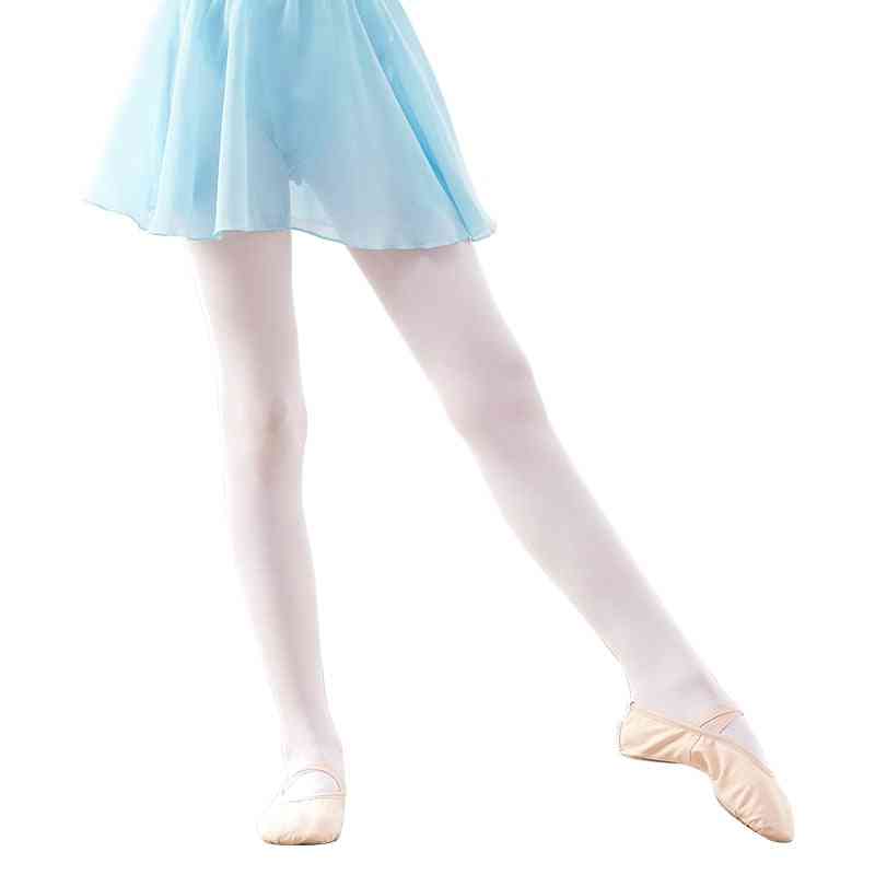 Dança de balé feminino com os pés firmes