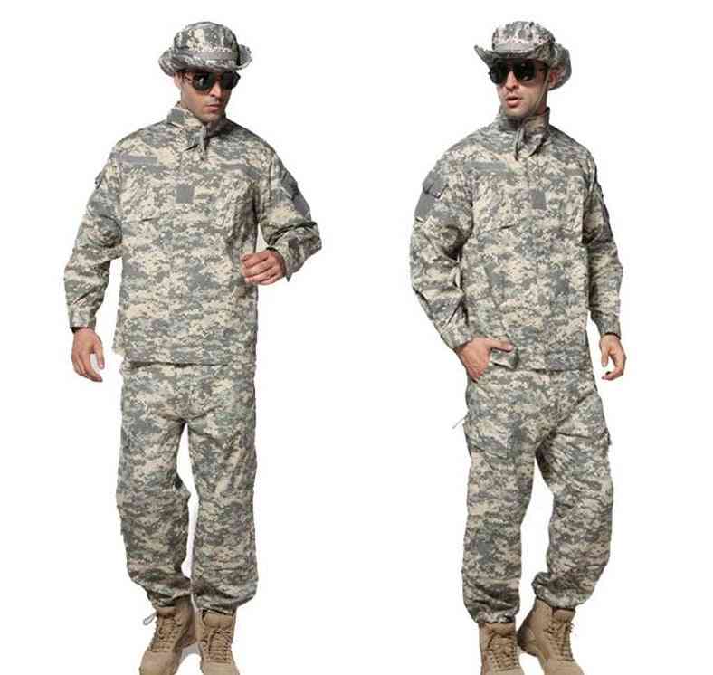 Taktický vojenský voják, venkovní boje, sady kamuflážních kalhotek acu