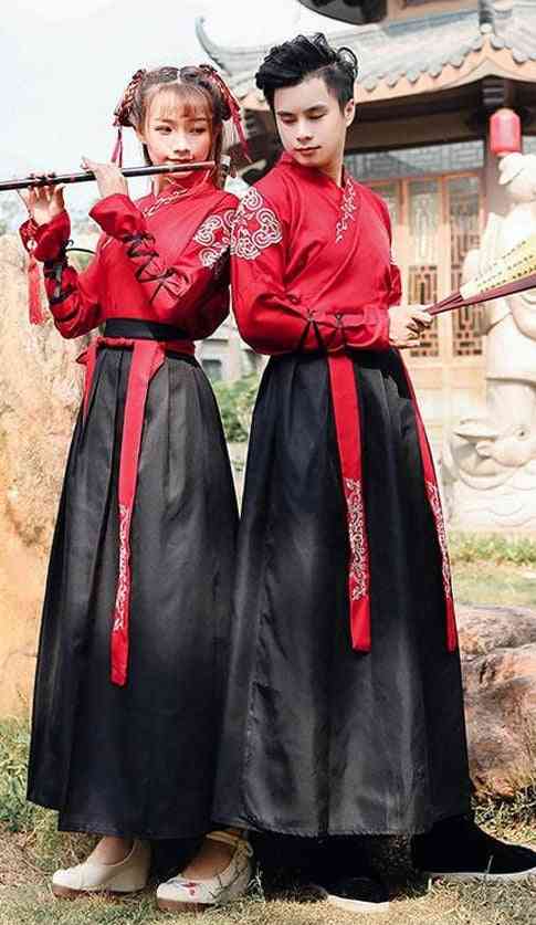 ősi jelmezek fesztivál színpadi előadás emberek táncruha