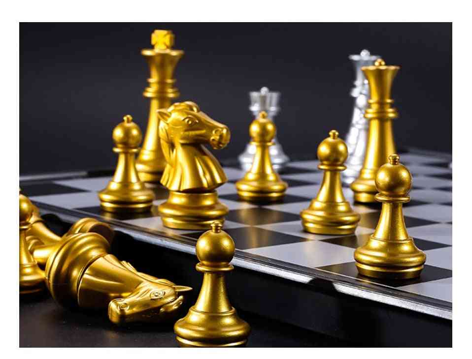 Středověká šachová sada s šachovnicí zlato, stříbro, magnetická hrací deska (s krabicí)