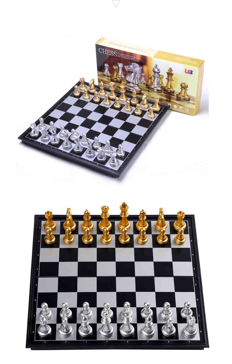 Middelalderligt skakssæt med skakbræt guld, sølvstykker, magnetisk spillebræt (med kasse)