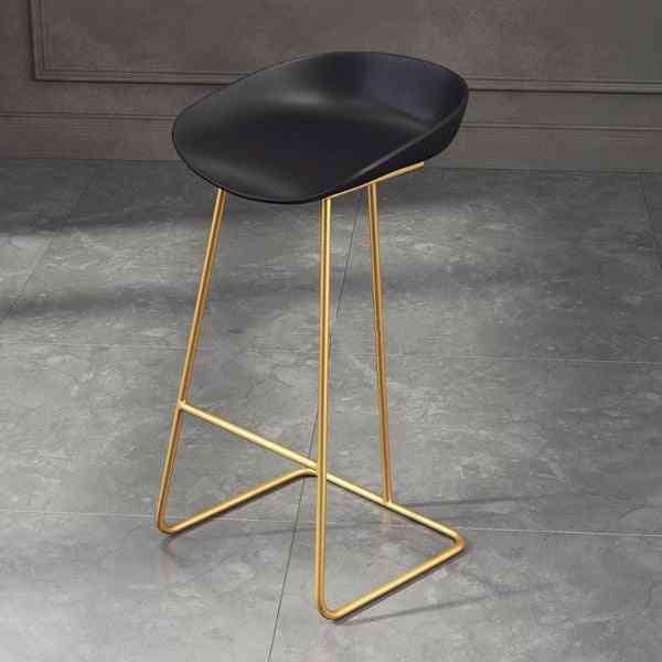 Tepané železo, kreativní kavárna, židle se zlatým pruhem, přední vysoká stolička