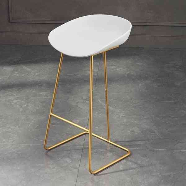 Tepané železo, kreativní kavárna, židle se zlatým pruhem, přední vysoká stolička