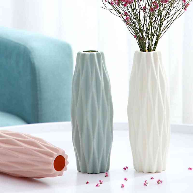 Moderní váza- aranžování květin, moderní kreativní ozdoba do domácnosti