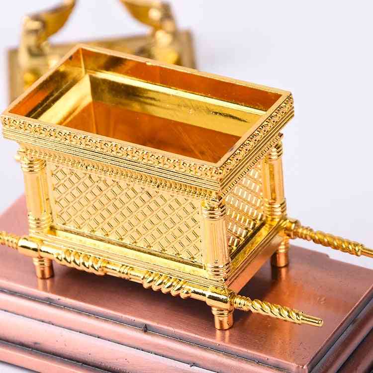 Domov archy- klasická zlatá lampa, dekorácia zmluvy