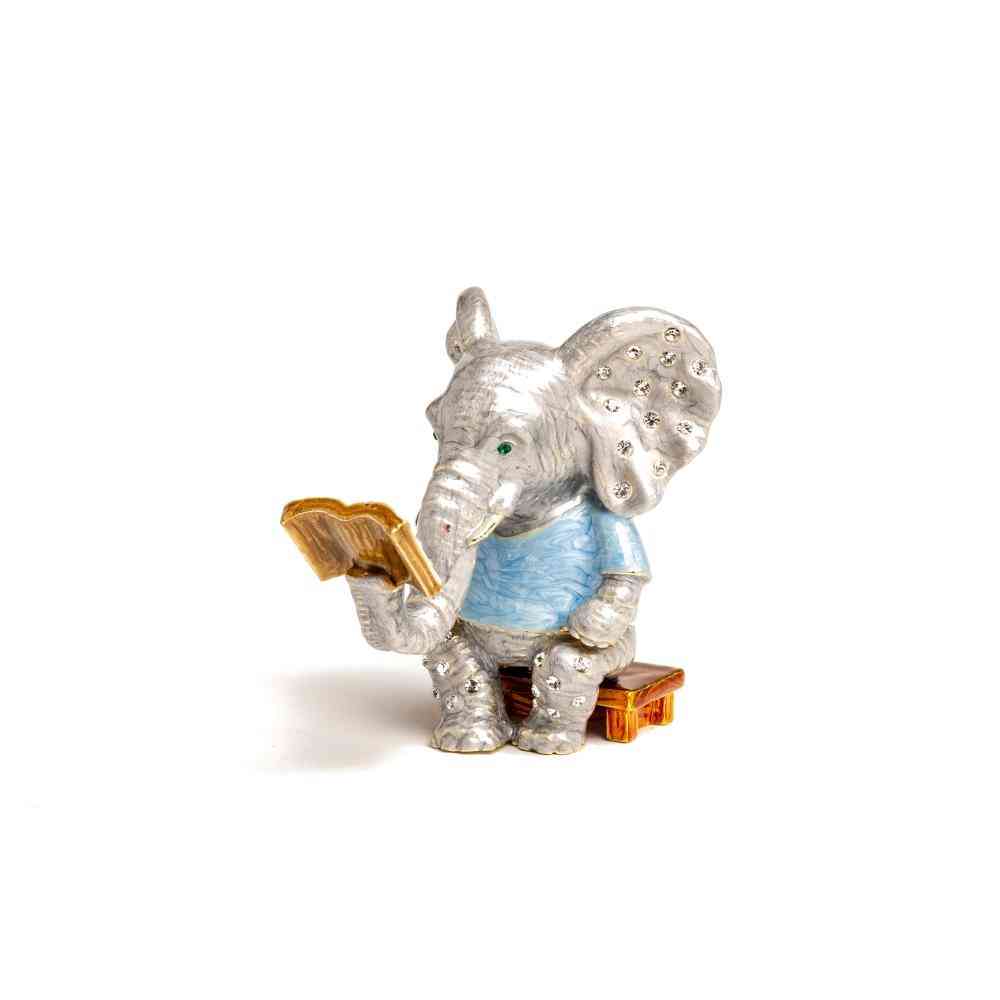 Sedenie slona a čítanie krabičky v tvare drobnosti