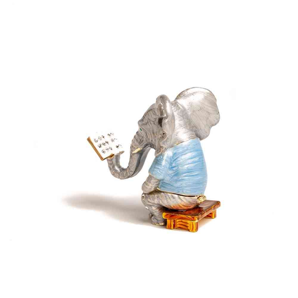 Sedenie slona a čítanie krabičky v tvare drobnosti
