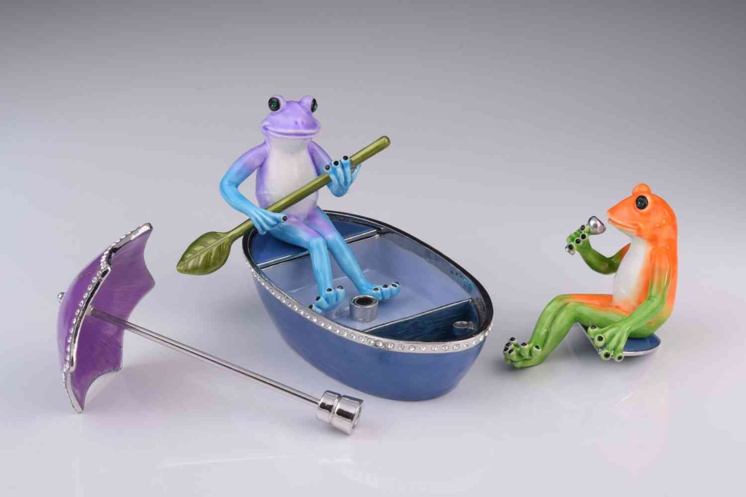 Dve žabi v škatli za nakit za čolne