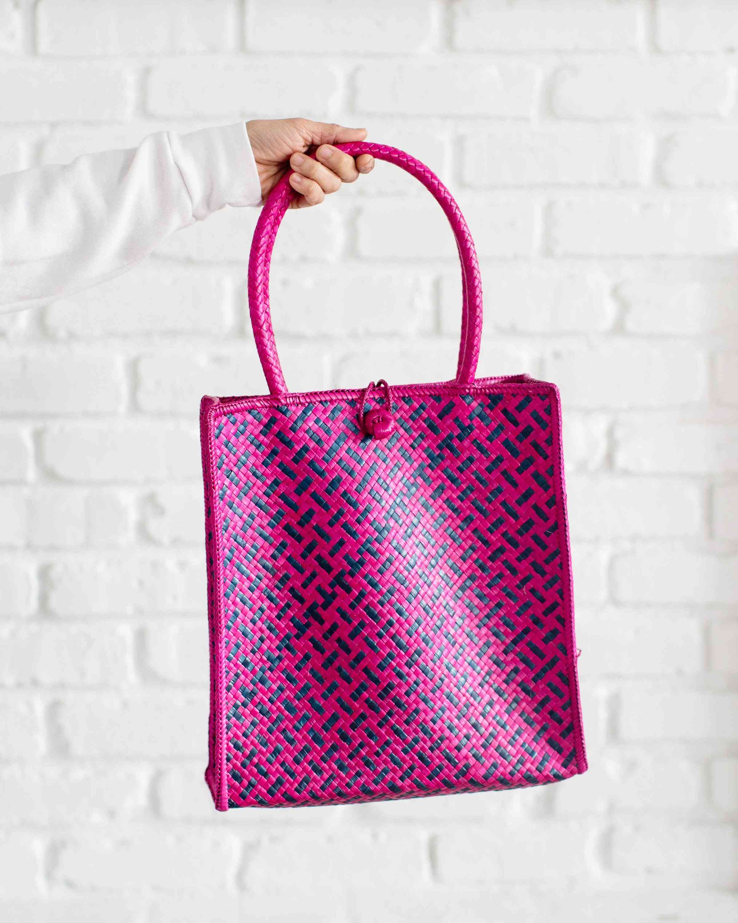 Natürlich gefärbte und liebevoll handgewebte Einkaufstasche
