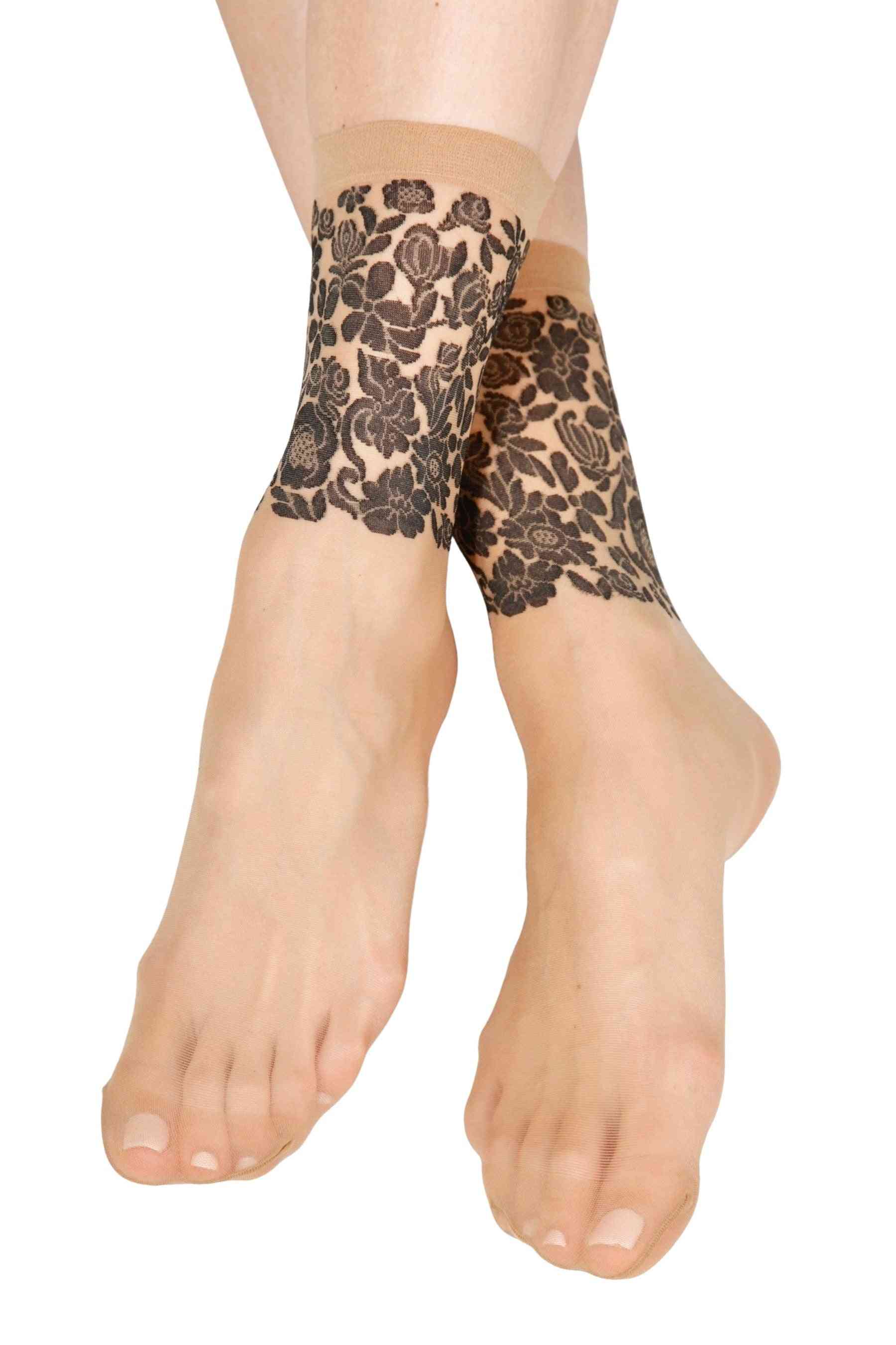 čisté ponožky s květinovým vzorem
