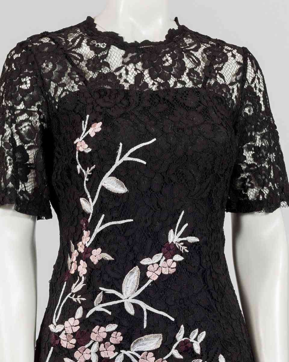 čipkované šaty s kvetinovou potlačou