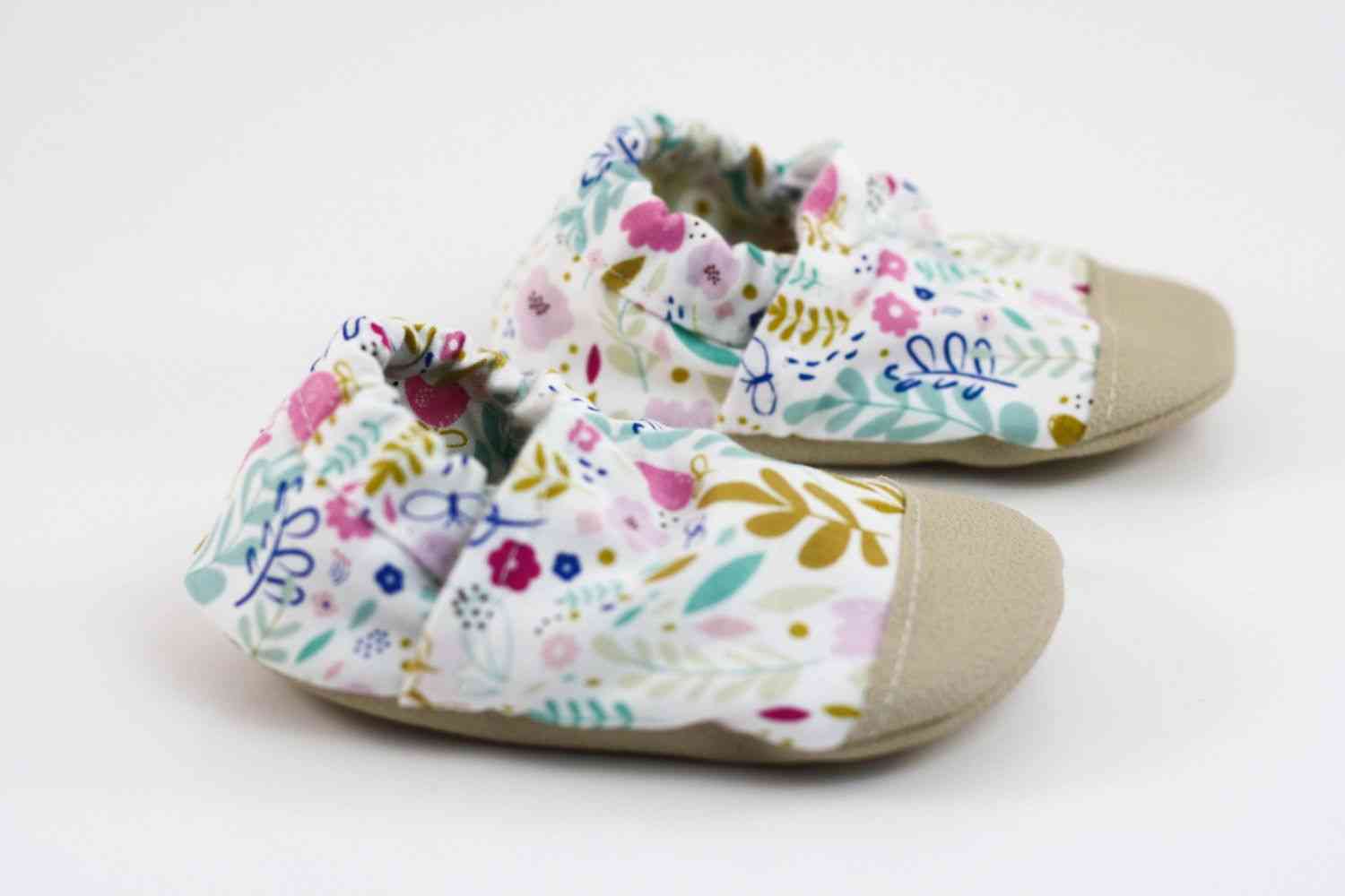 Pantofi cu design de flori