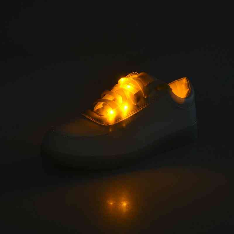 Ledul luminează șireturile de pantofi