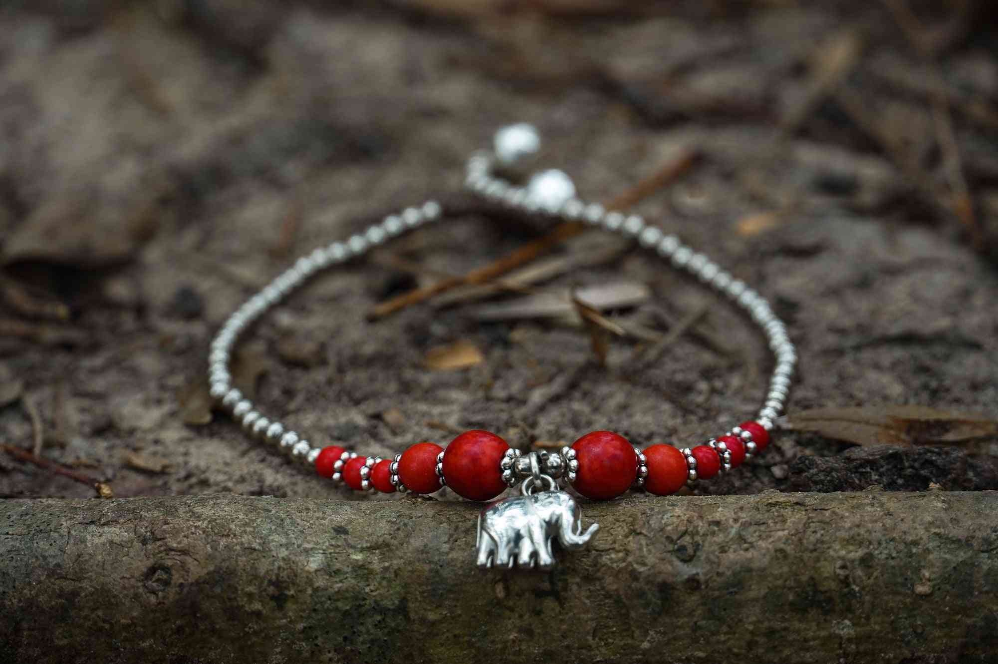 Piros gyöngyök, elefánt medál-boho ezüst bokacipő