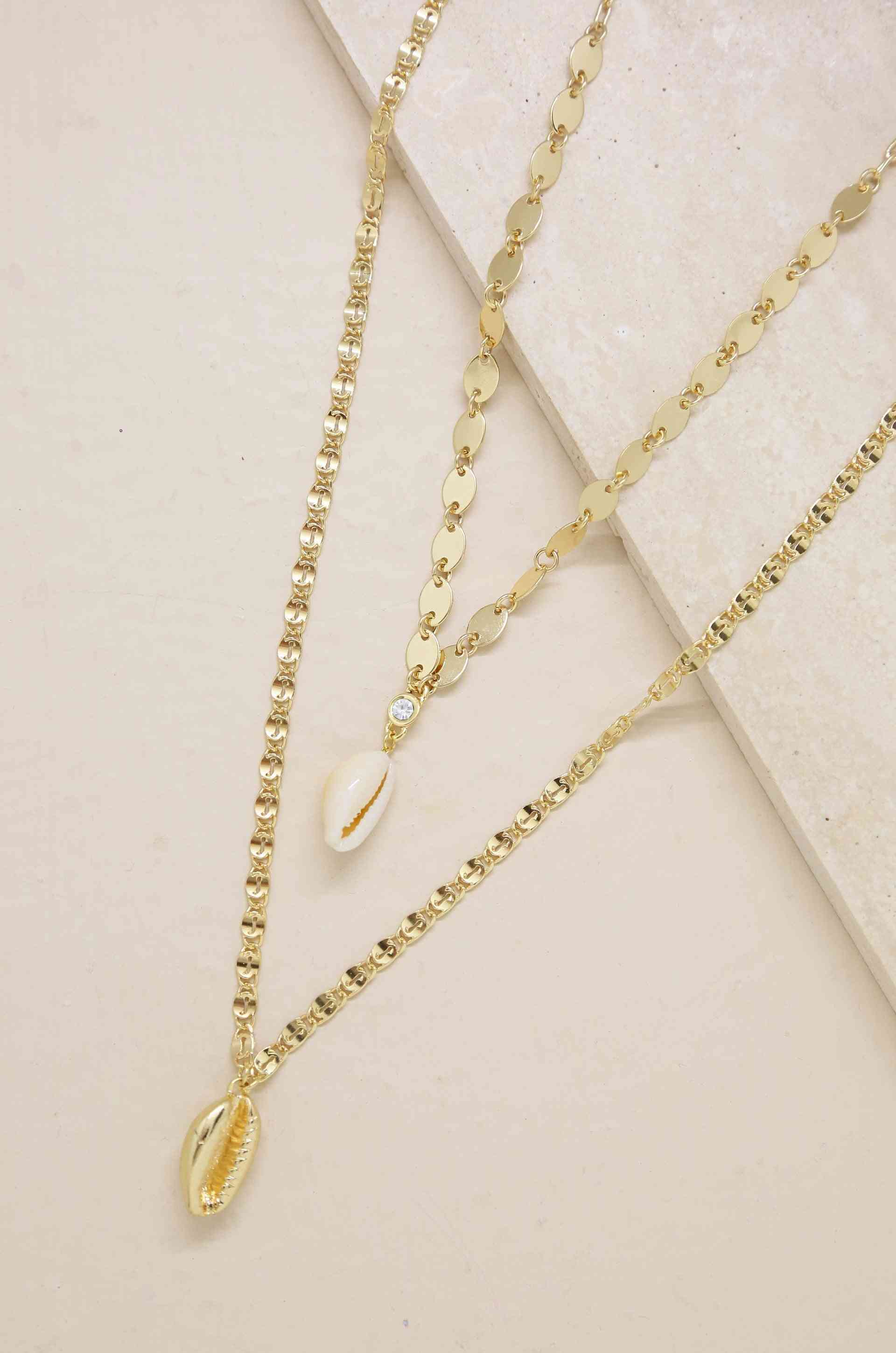 Conjunto de collar chapado en oro de 18k con capas de concha de cauri doble
