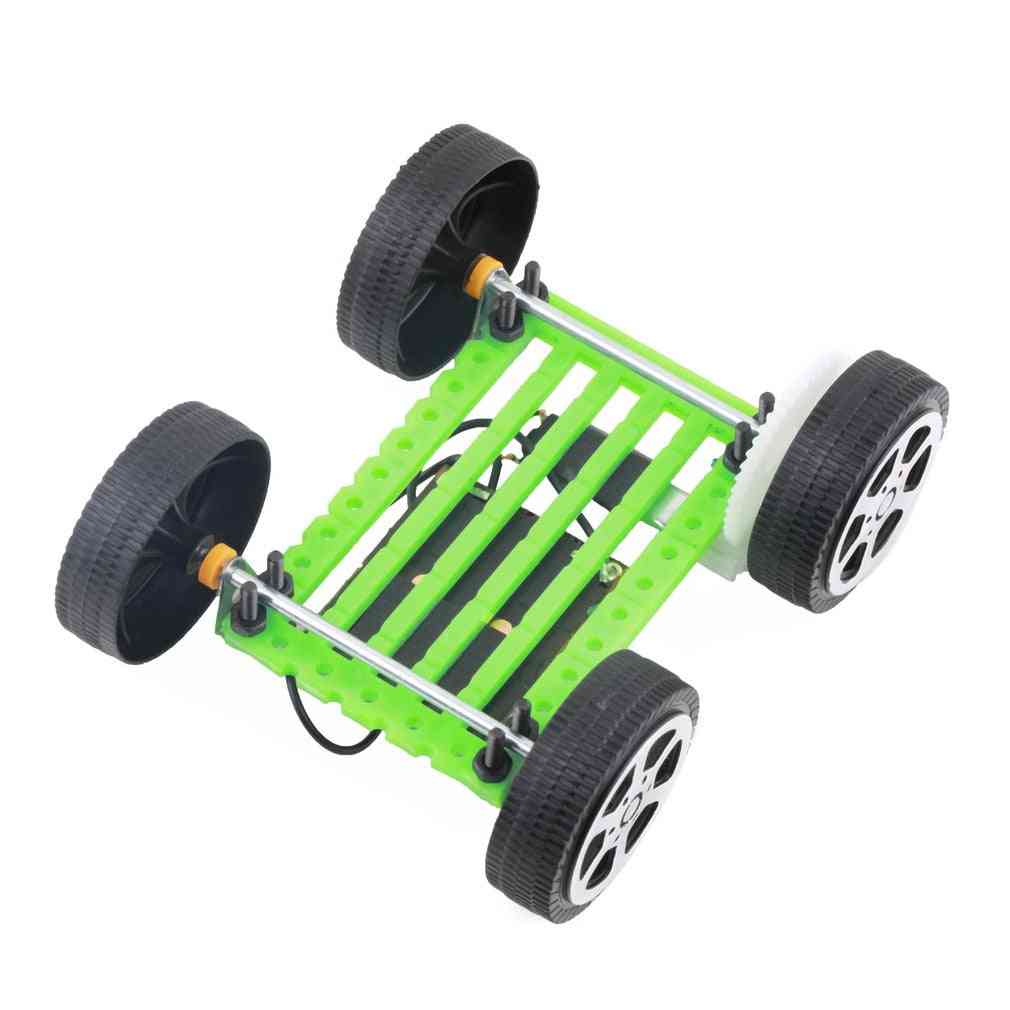 Mini speelgoedauto op zonne-energie