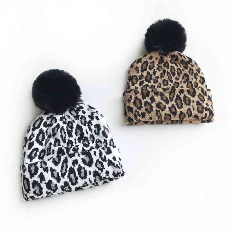 Tenues de famille assorties chapeaux léopard, bonnets d'hiver mère enfants