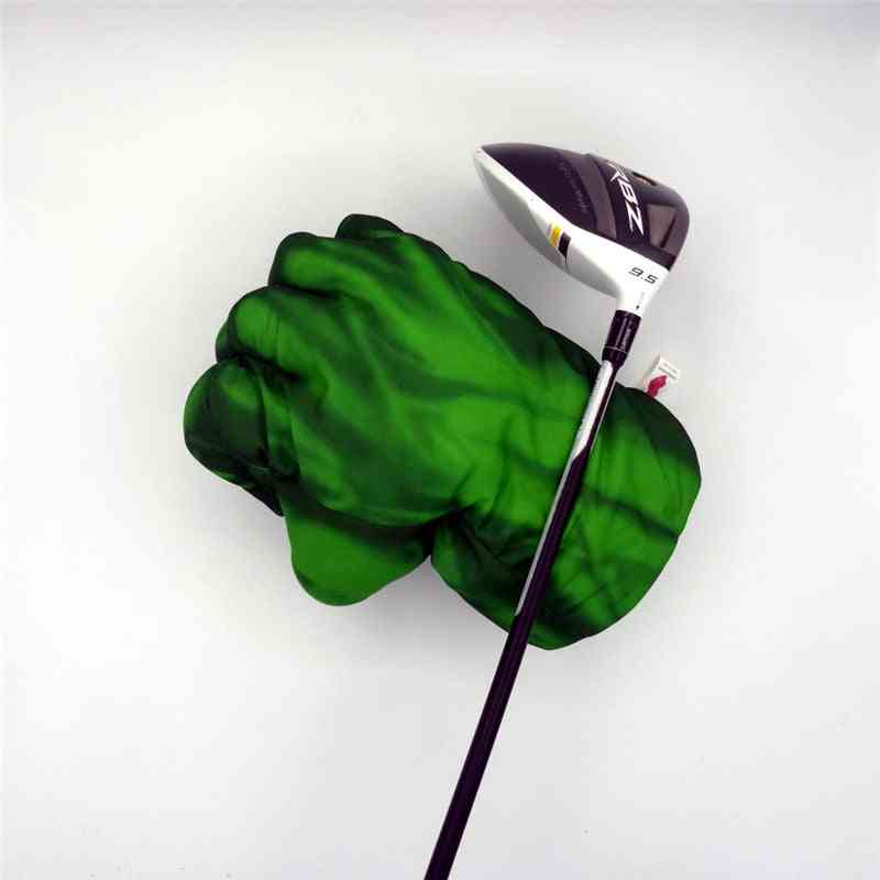 Zelena roka pest za glavo voznika golfa