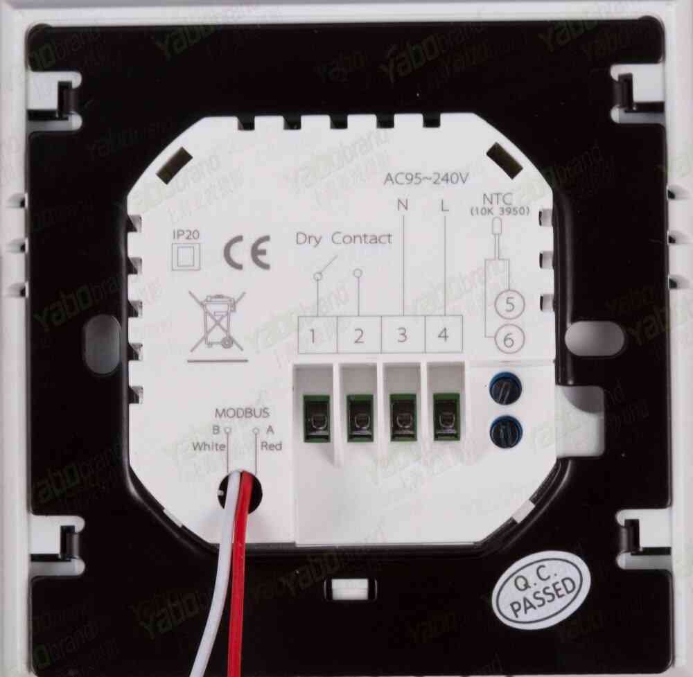 Barevný programovatelný termostat s dotykovým displejem pro ovládání zapnutí a vypnutí