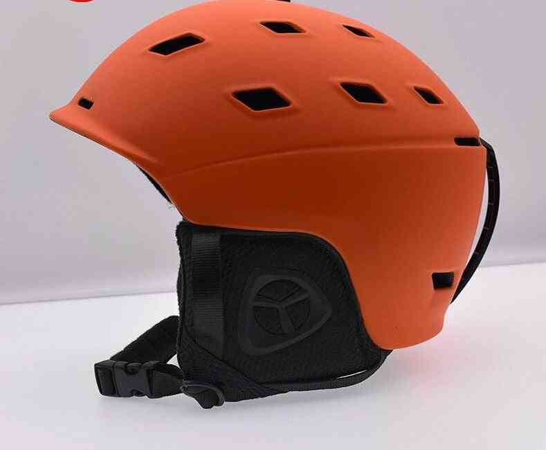 Outdoorová sportovní helma na snowboard / skate