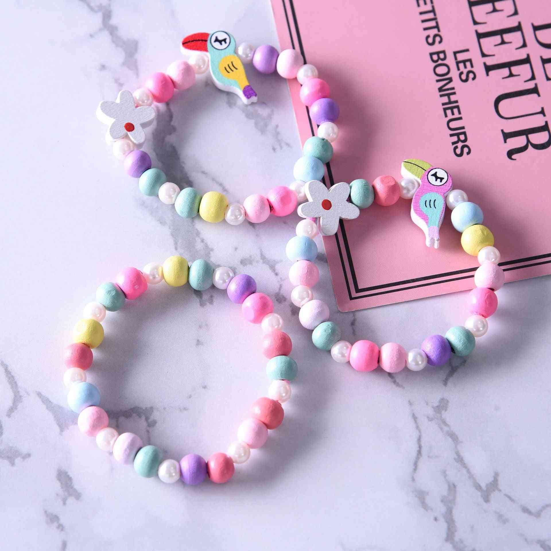 Adorable bracelet de perles en bois avec des fleurs colorées d'animaux