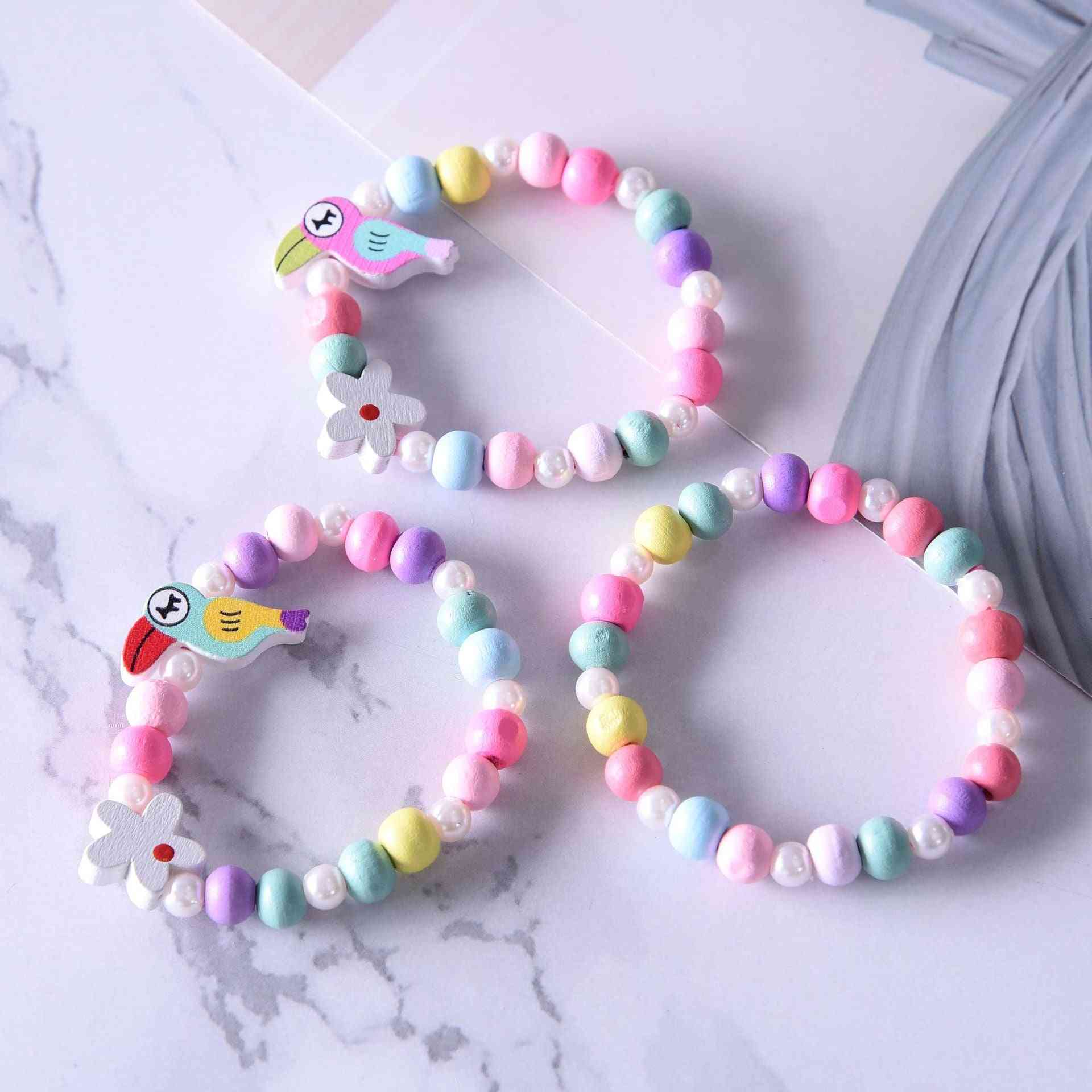 Adorable bracelet de perles en bois avec des fleurs colorées d'animaux
