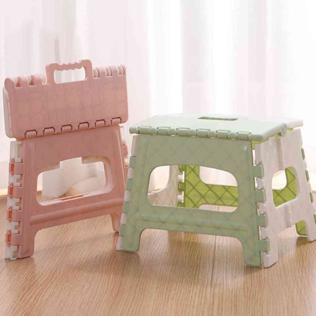 Plastični otroški stolček za shranjevanje na prostem v zaprtih prostorih