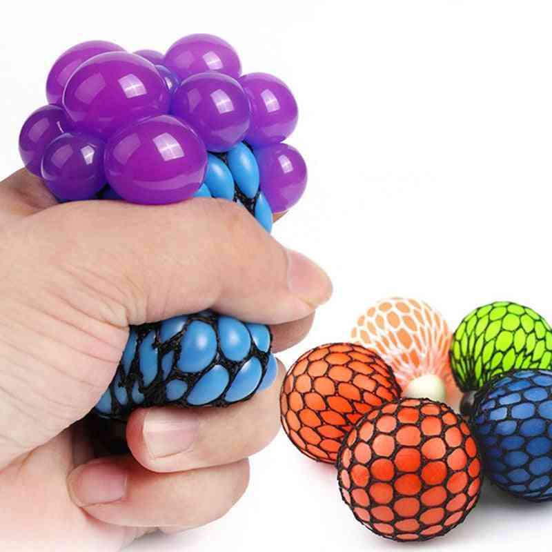 Soulagement du stress, compression de balle de maille, main d'enfant adulte pour pétrir la nouveauté sensorielle jeu fruité