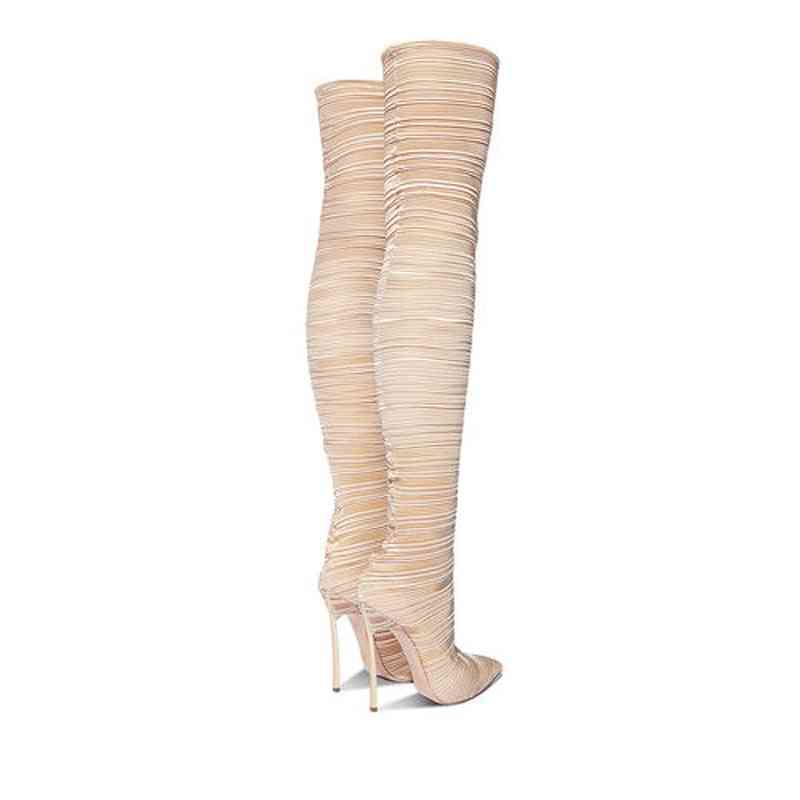 Seksi ženska stegna z visokim zdrsom na elastični tkanini čez kolena
