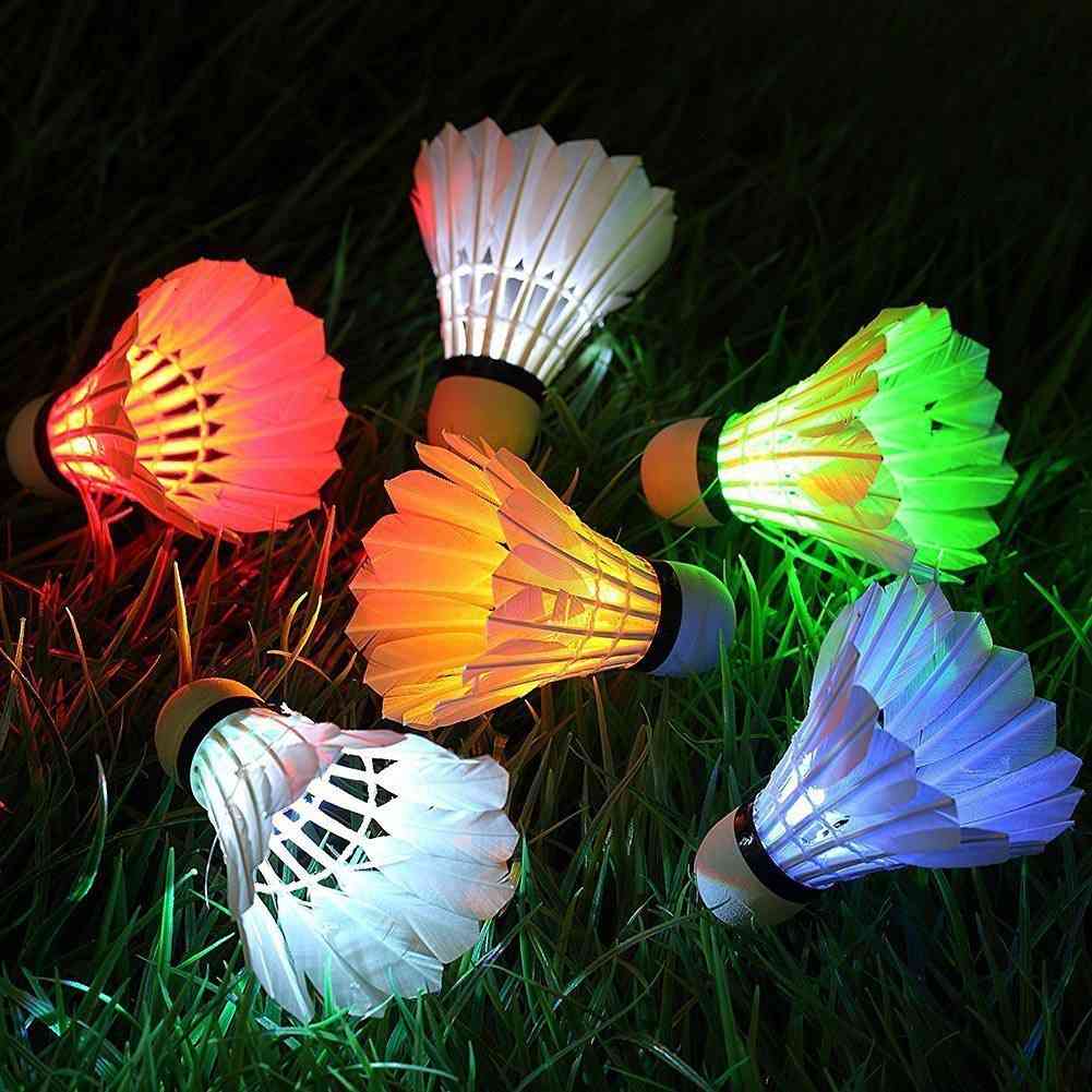 Førte badminton-fjerbolde, lysende birdies