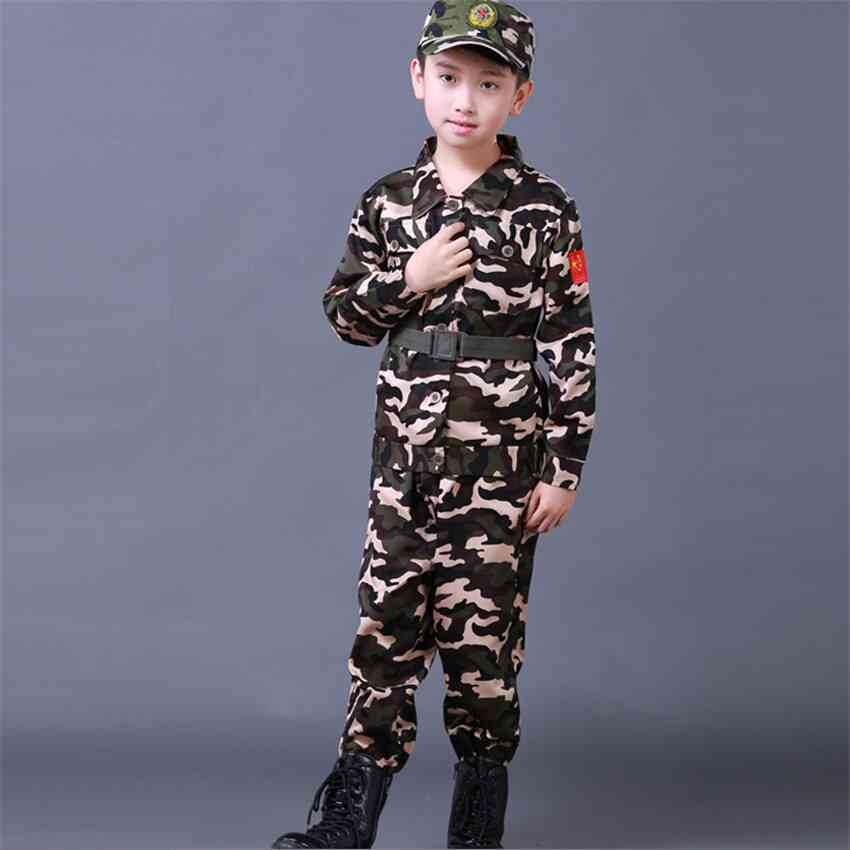 Gyerekek katonai egyenruha
